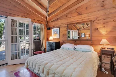 1940s Cottage Stunner Large Studio w/loft feel dog friendly Hotels near Cape Cod National Seashore