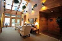 Incredible Mtn. Views, Cozy Loft, Minutes to Downtown, Indoor & Out Door Pools!