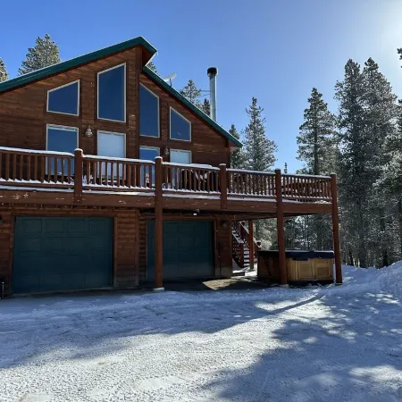 Lovely 3BR Near Town w/ Hot Tub, Stunning Views!