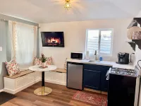 Rosy Casita with A/C near Base & Downtown with easy access to freeway Отели рядом с достопримечательностью «LAS PALMAS PARK»