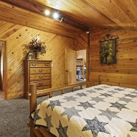 A Real Log Cabin in the Pines with a Huge Game Room and a Jacuzzi Tub! Отели в г. Пайн