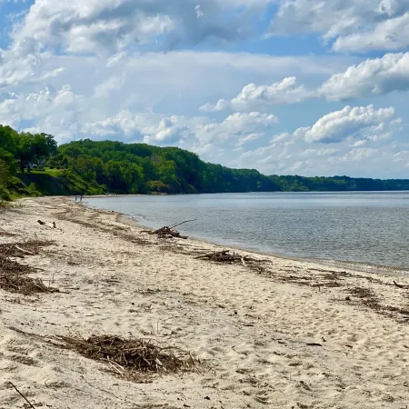 Block to Beach! Fossil Hunting, Hot Tub, Coffee Bar, Screened Deck, 1hr to DC