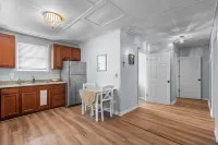 The Coral Door. 2 Bdrm 1 Bath Unit. Sleeps 5. Linens Included!