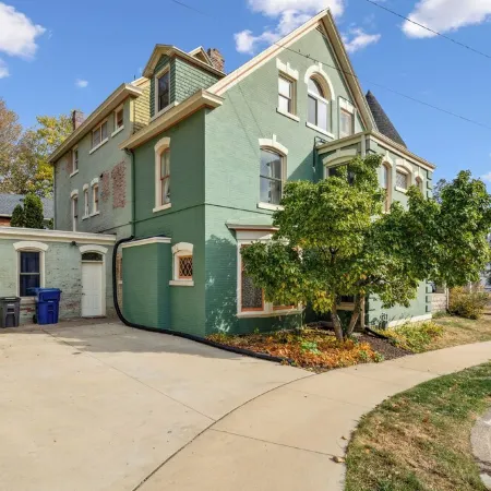 Stone Cliff Manor- historic home with unique history.  Perfect for large groups