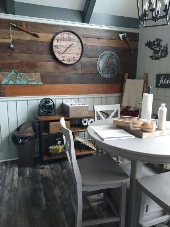 Welcome to the stunning Bergbewohner ski chalet! Отели в г. Бич Маунтин