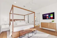 Luxurious Lake Retreat: Sleeps 18, King Suites, Pool, Slide, Sun Deck, Elevator Hotels in Granite Shoals