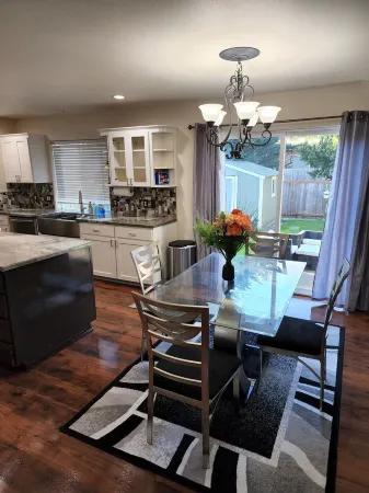 Lovely residential home in the heart of Tumwater Отели в г. Терстон