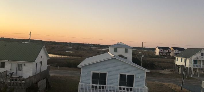Beach views! Listen to the waves! Steps to beach access! 3 bed and 3 bathrooms! Hotels in Pender County