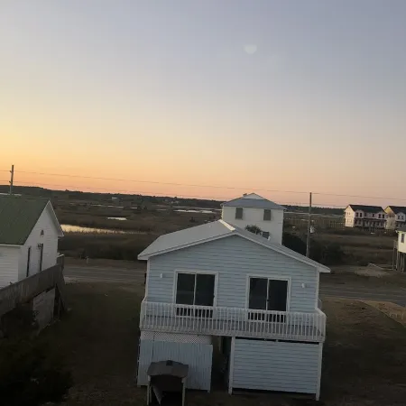 Beach views! Listen to the waves! Steps to beach access! 3 bed and 3 bathrooms!