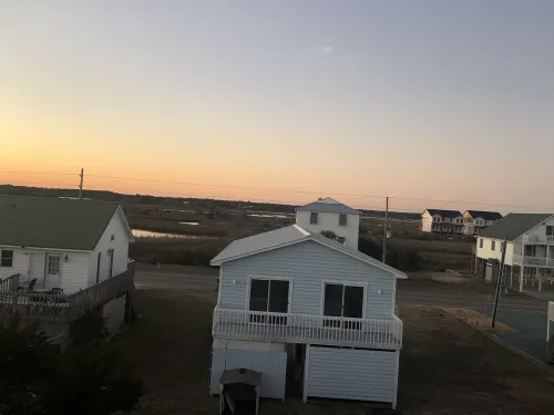Beach views! Listen to the waves! Steps to beach access! 3 bed and 3 bathrooms!