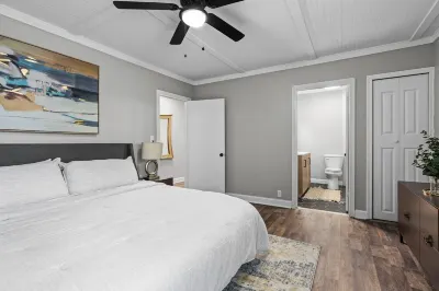 Remodeled Home in a Great and Quiet Neighborhood - Close to Everything! Hotel dekat Massard Prairie Battlefield Park