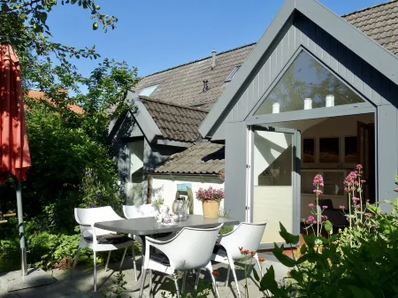 Vacation home Wolthuser Warf 3 - idyllic living for 4 close to the city Отели рядом с достопримечательностью «Osaka»