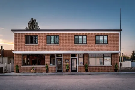 "The Old Post Office" - Mid-Century Mod Apartment in Downtown Driggs - With W/D