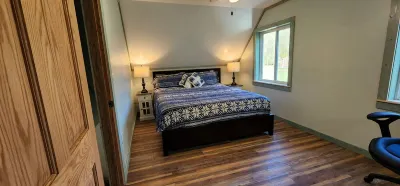 Unterwalden NEW HotTub Firepit SmartTVs Full Kitchen Mt Hideaway Trout Stream Hotels near Monongahela National Forest