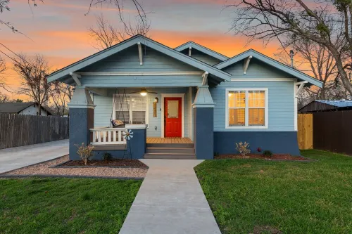 The Historic Blue Bungalow / Hot Tub / 5 min to Magnolia