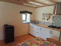 Pretty stone cottage in tranquil countryside in the Monts d'Arree 피니스테르 호텔