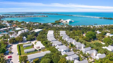 ★Beautiful Modern gated Vacation Oasis★ Private pool & patio close to activities