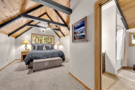 Timberlake Haven / Newly remodeled mountain retreat- 4 blocks from Lake Tahoe! Отели в г. Тахо Виста