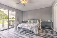 Downtown Fort Walton Beach townhouse, only minutes from the beach. Hotels near Garniers Beach Park