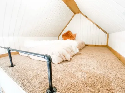 Cozy cabin in serene natural setting. Rustic charm with modern amenities!