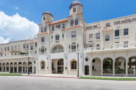 Luxury 2 bedroom condo on Palm Beach Island! Отели в г. Палм-Бич