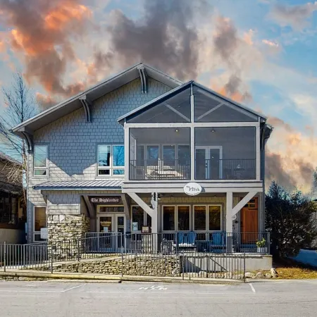 Stunning Luxury Rental steps from Main Street in Highlands NC