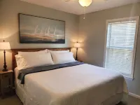 Beautiful 3BR house in perfect location w/ water view, all linens included! 오션아일랜드 비치 호텔