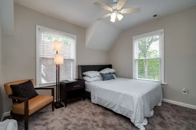 Beautiful Walnut Home 4bed/bathrooms with Private Parking Hotels near University of Dayton