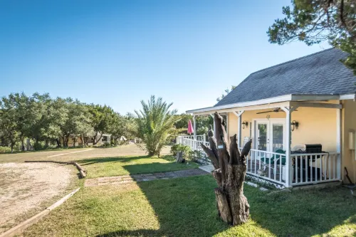Romantic Getaway Cottage with Hot Tub and Resort Amenities