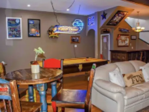 Great house for making memories! Two living areas, bar, and pool table Hotels in Alpine