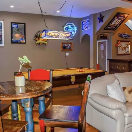Great house for making memories! Two living areas, bar, and pool table Hotels in Alpine