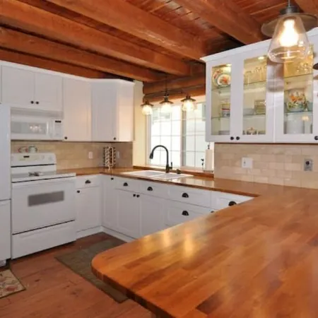 Beautiful Remodeled 5 Bedroom 3000 sq ft Cabin in the Iconic Vivian Park Area