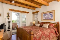Light Filled, Spacious Casita~Walk to Downtown & Mountain Views