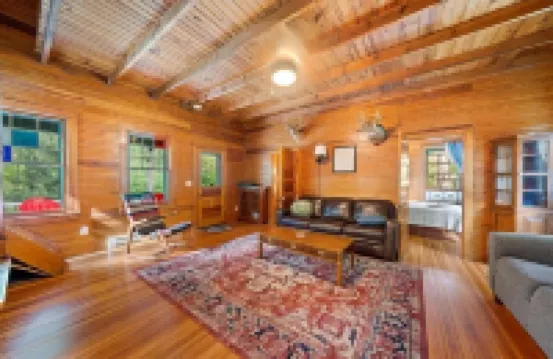 Pet friendly, private, clean, perfect Lake George location