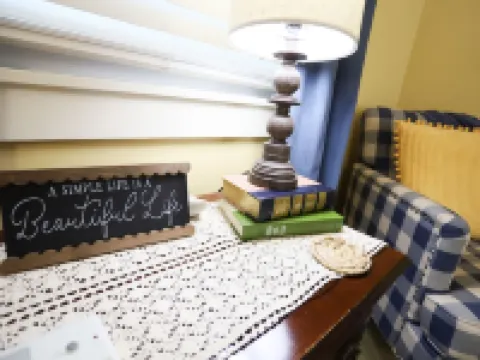 Massive Room - King Bed-Fireplace-10' Ceilings-50" Widescreen TV Hotels in Jefferson