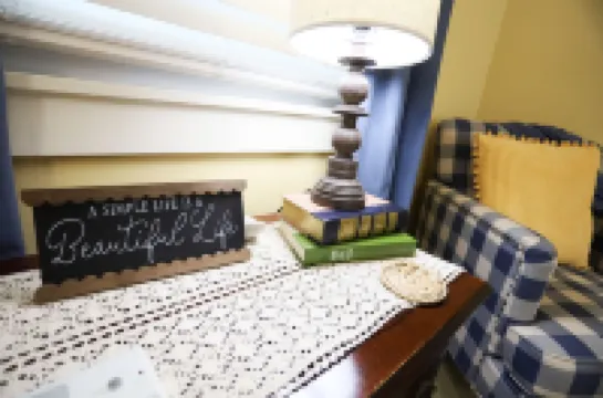 Massive Room - King Bed-Fireplace-10' Ceilings-50" Widescreen TV