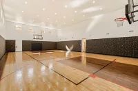Large 9 Bedroom Home w/Private Pool, Indoor Sports Court & Arcade Room