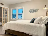 Waterfront Lake house near Gillette Stadium and central to Boston and Providence
