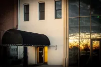 Modern Suite ~ Above Starbucks ~ Fast Wi-fi