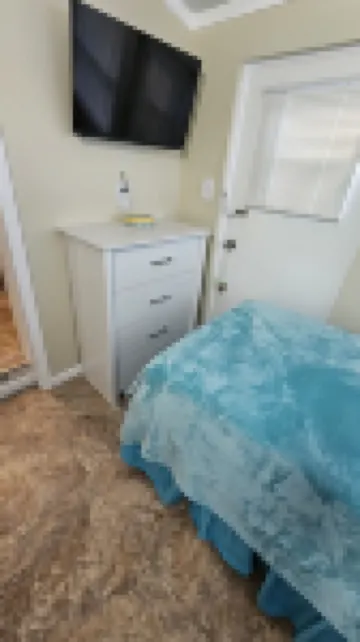 Lake front cozy quiet cottage with dock!