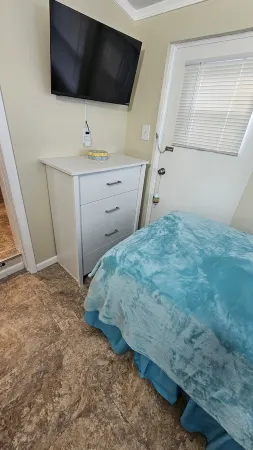 Lake front cozy quiet cottage with dock!