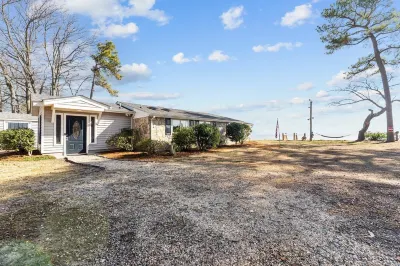 Brand New Cottage with Private Beach and Breathtaking Views!
