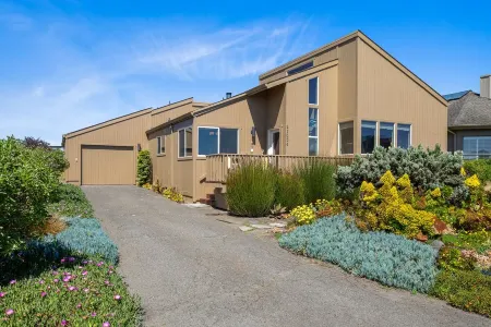 "The Birds" Easy walk to the beach, hot tub, fireplace, quiet and elegant.