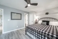 Spacious, CLEAN, 2Kings, Private Deck, PtRoyale Resort Pool & HotTub, Kiddo Fun!
