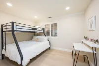 4,500 sq-ft retreat with a pool and hot tub in the middle of wine country!