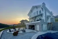 Modern Lake Cottage - Amazing Views - 6 Bed/6 Bath - Boat Launch