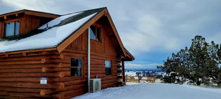 Mountain View Cabin Oasis near Smith Rock on Multi-acre Property, Dog-Friendly!