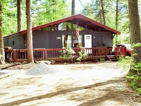 All season vacation rental steps to Moores pond. Great for family  sun and fun Отели в г. Тамворт