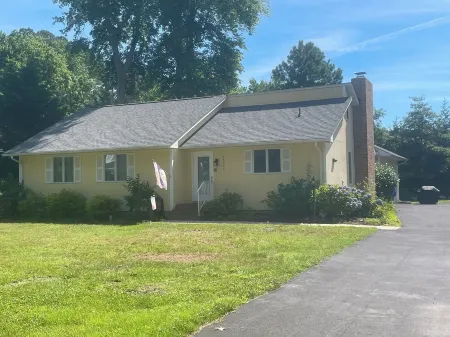 Walk to Bethany Beach, restaurants and CVS in under 10 minutes! Perfect for 8!