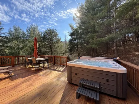 Entire Cabin in Lost River w/ fire pit + pet friendly!